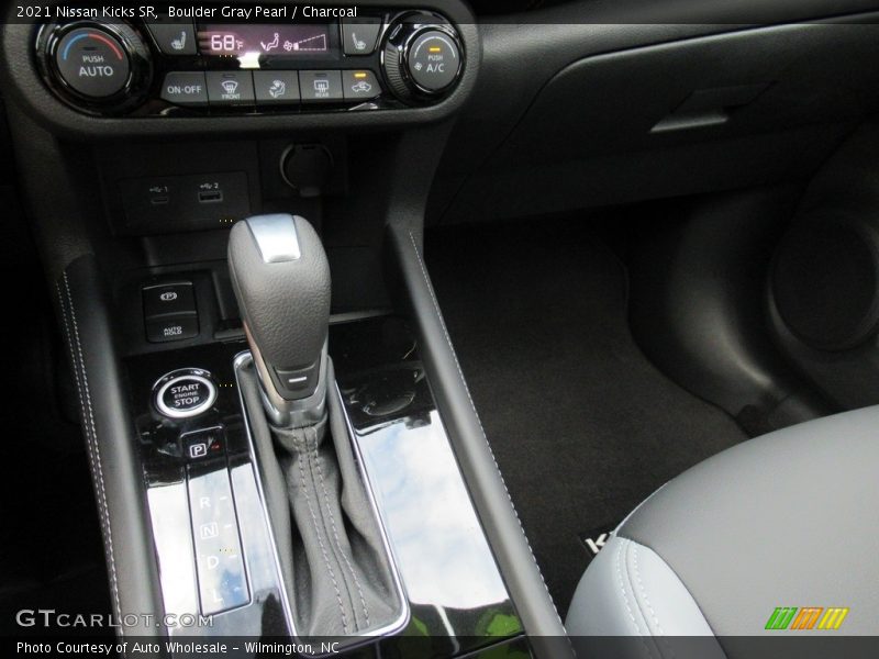 Boulder Gray Pearl / Charcoal 2021 Nissan Kicks SR