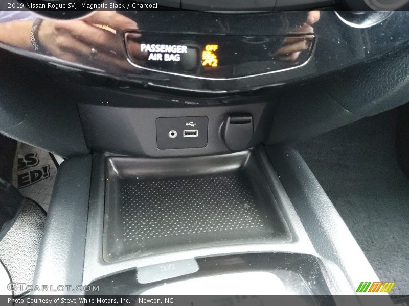 Magnetic Black / Charcoal 2019 Nissan Rogue SV