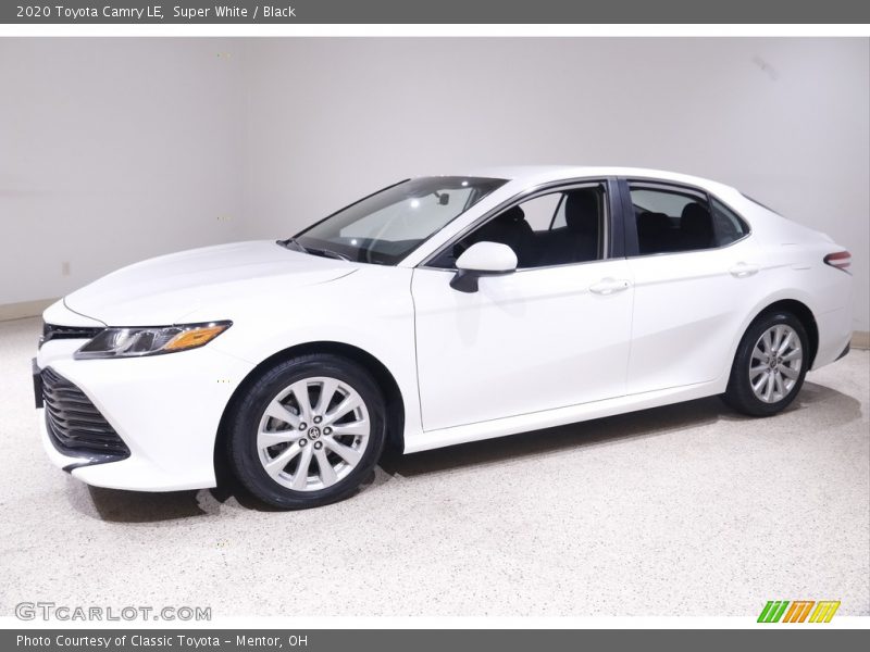 Front 3/4 View of 2020 Camry LE