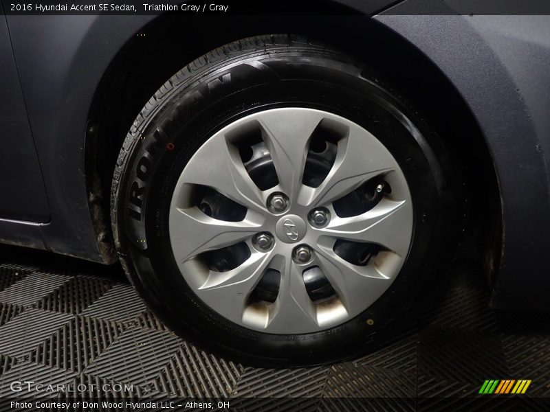 Triathlon Gray / Gray 2016 Hyundai Accent SE Sedan