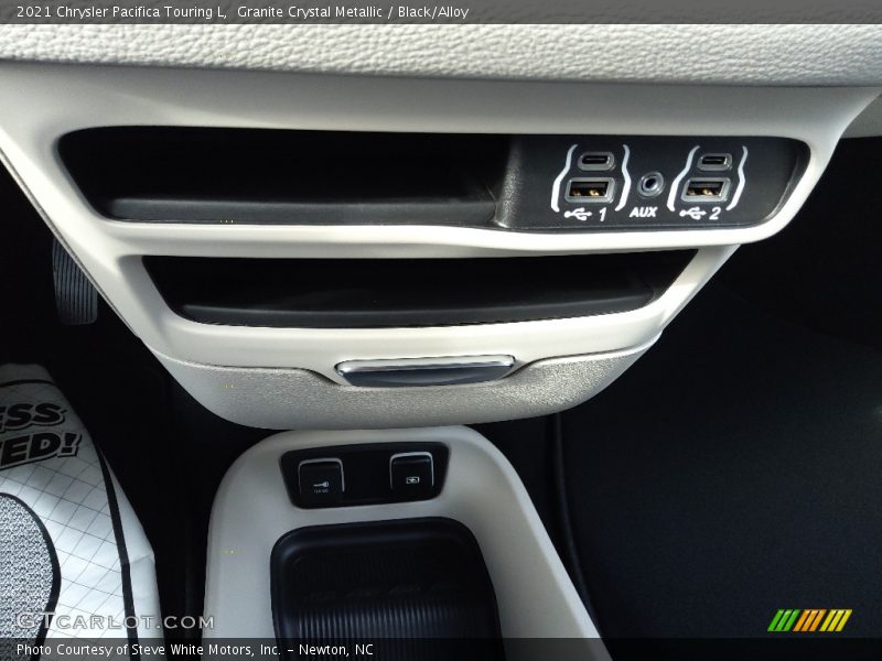 Granite Crystal Metallic / Black/Alloy 2021 Chrysler Pacifica Touring L