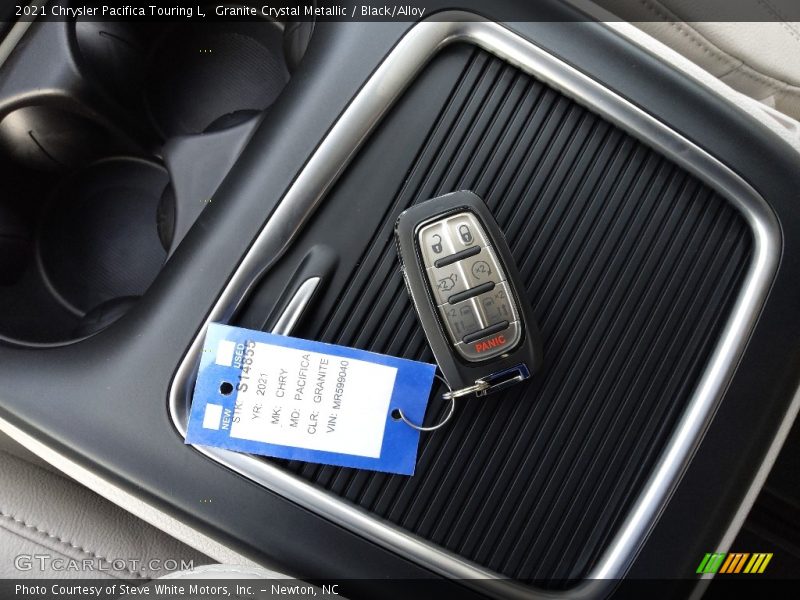 Granite Crystal Metallic / Black/Alloy 2021 Chrysler Pacifica Touring L