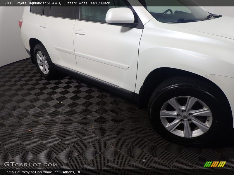Blizzard White Pearl / Black 2013 Toyota Highlander SE 4WD