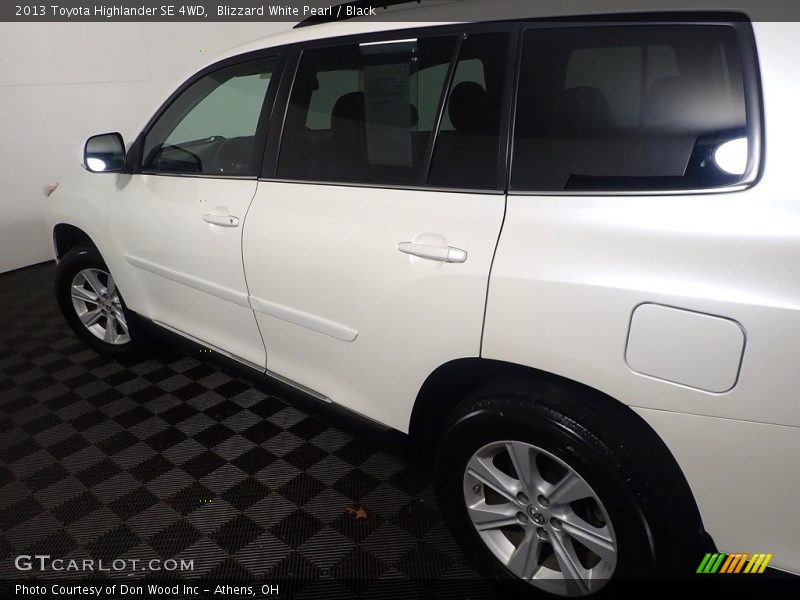 Blizzard White Pearl / Black 2013 Toyota Highlander SE 4WD