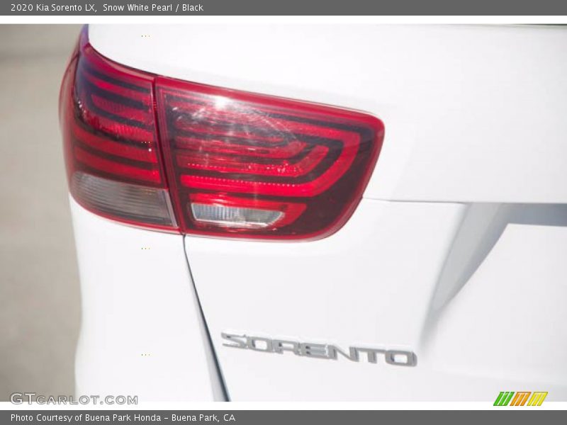 Snow White Pearl / Black 2020 Kia Sorento LX