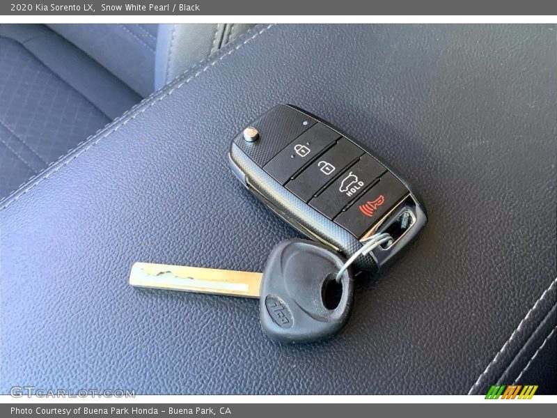 Snow White Pearl / Black 2020 Kia Sorento LX