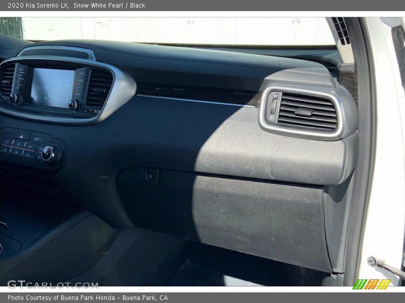 Snow White Pearl / Black 2020 Kia Sorento LX