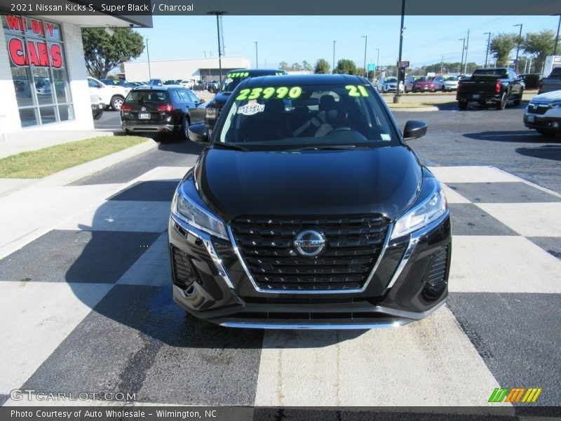 Super Black / Charcoal 2021 Nissan Kicks S
