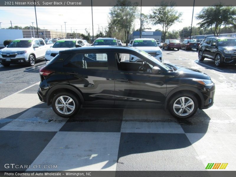 Super Black / Charcoal 2021 Nissan Kicks S