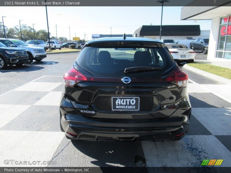 Super Black / Charcoal 2021 Nissan Kicks S