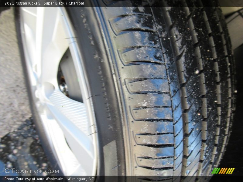 Super Black / Charcoal 2021 Nissan Kicks S