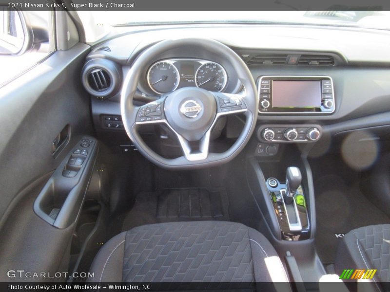 Super Black / Charcoal 2021 Nissan Kicks S