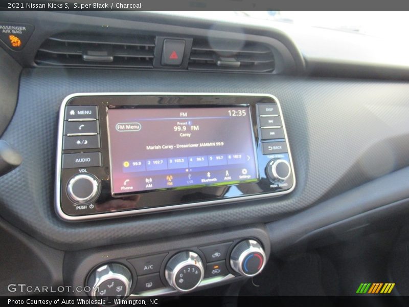 Super Black / Charcoal 2021 Nissan Kicks S