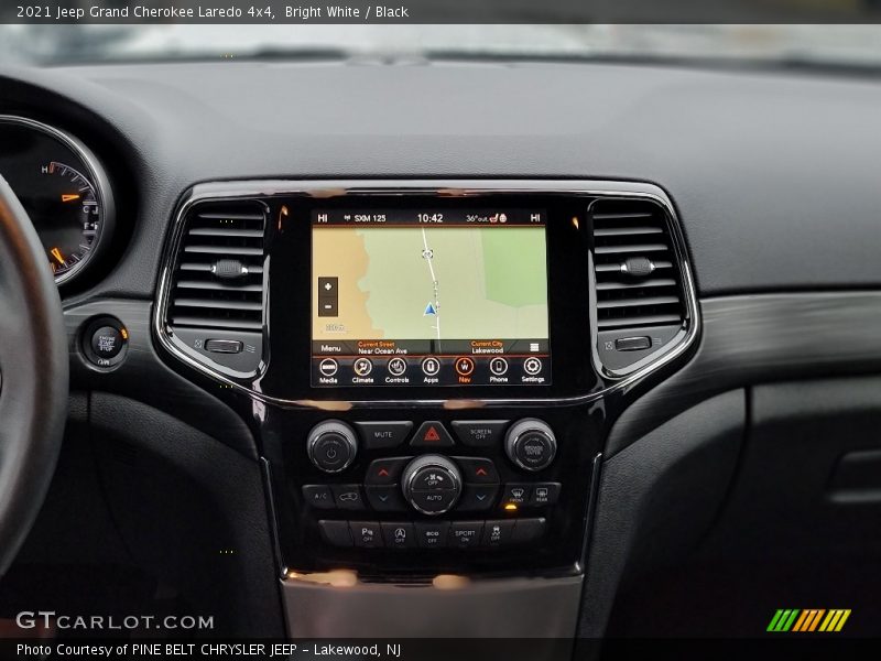Bright White / Black 2021 Jeep Grand Cherokee Laredo 4x4