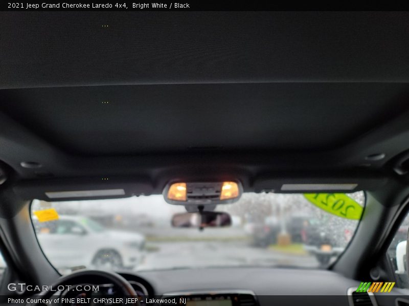 Bright White / Black 2021 Jeep Grand Cherokee Laredo 4x4