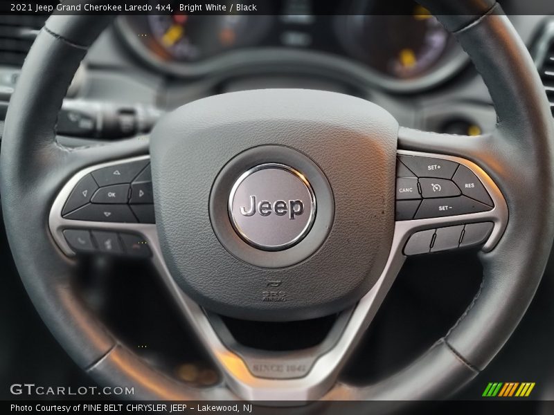 Bright White / Black 2021 Jeep Grand Cherokee Laredo 4x4