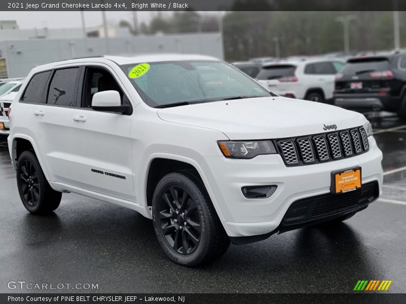 Bright White / Black 2021 Jeep Grand Cherokee Laredo 4x4