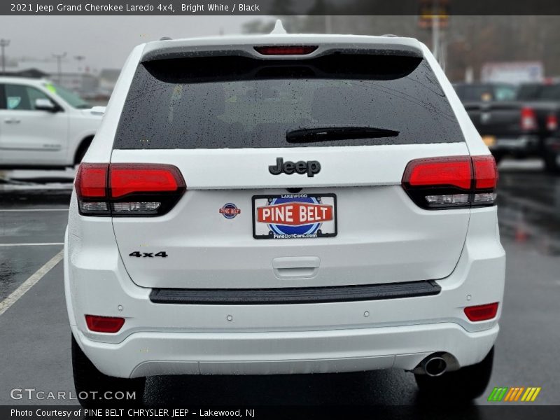 Bright White / Black 2021 Jeep Grand Cherokee Laredo 4x4