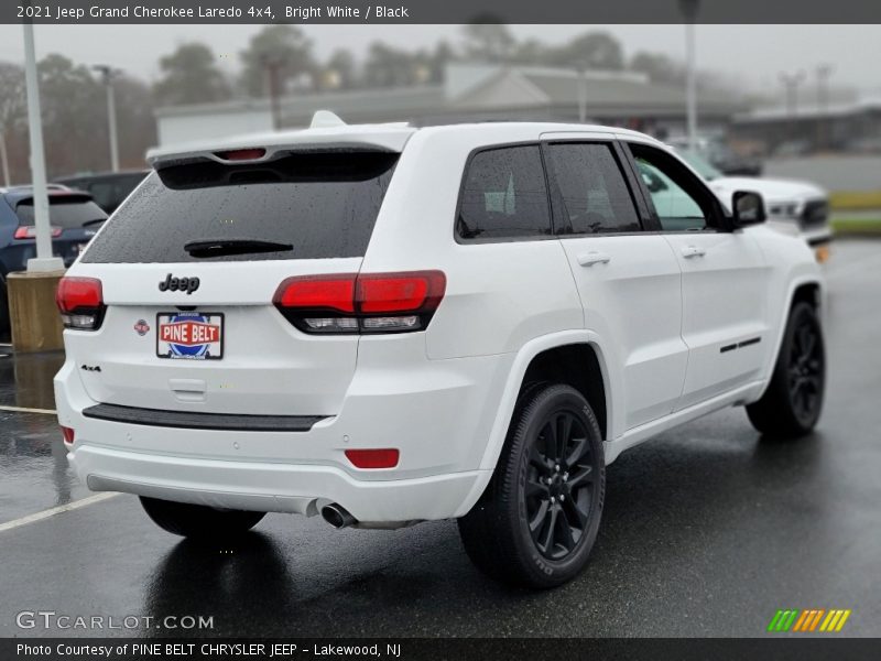 Bright White / Black 2021 Jeep Grand Cherokee Laredo 4x4