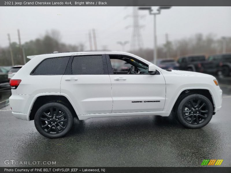 Bright White / Black 2021 Jeep Grand Cherokee Laredo 4x4