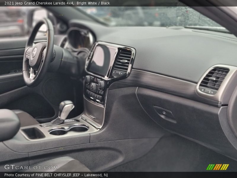 Bright White / Black 2021 Jeep Grand Cherokee Laredo 4x4