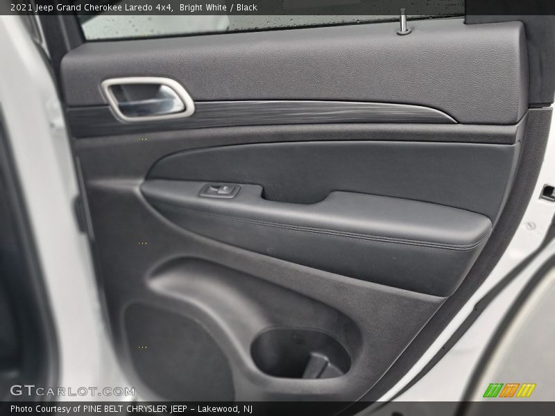 Bright White / Black 2021 Jeep Grand Cherokee Laredo 4x4