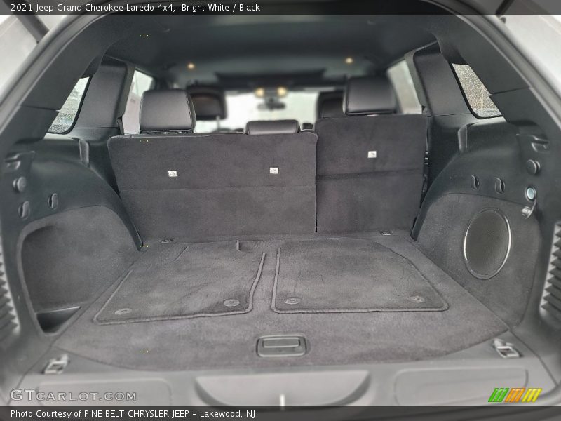Bright White / Black 2021 Jeep Grand Cherokee Laredo 4x4