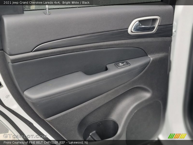 Bright White / Black 2021 Jeep Grand Cherokee Laredo 4x4