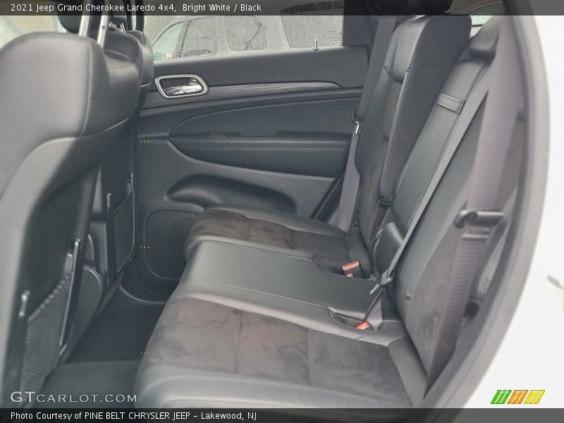 Bright White / Black 2021 Jeep Grand Cherokee Laredo 4x4