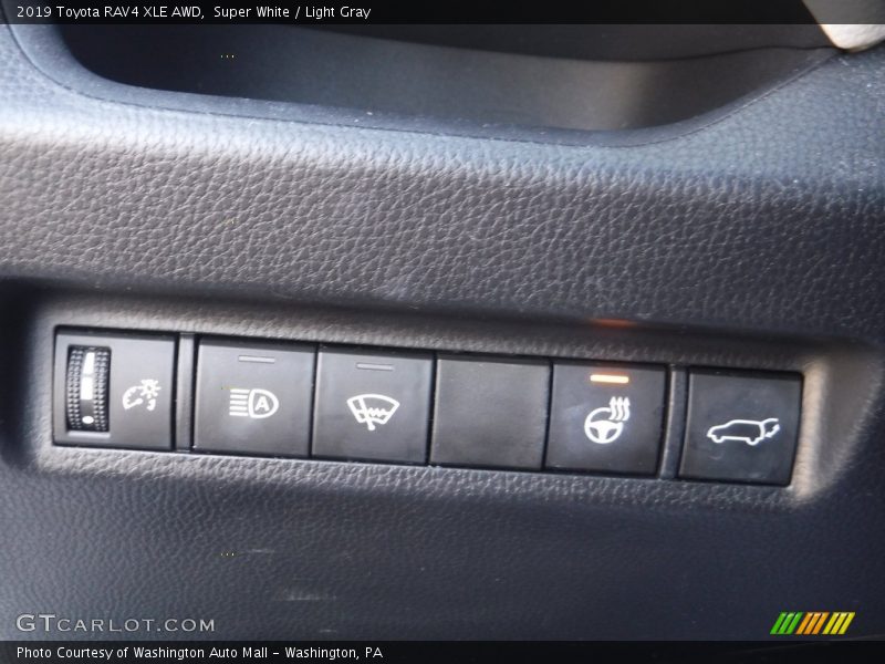 Super White / Light Gray 2019 Toyota RAV4 XLE AWD