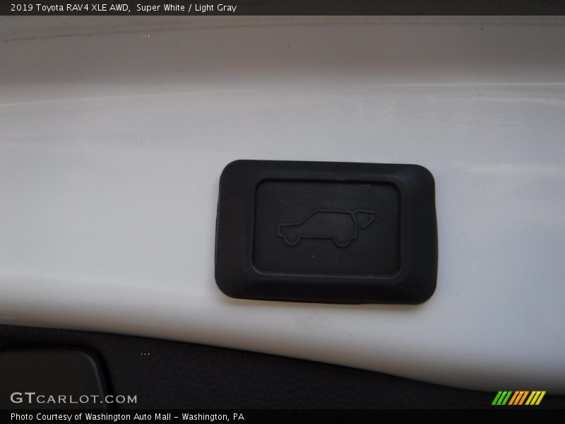 Super White / Light Gray 2019 Toyota RAV4 XLE AWD