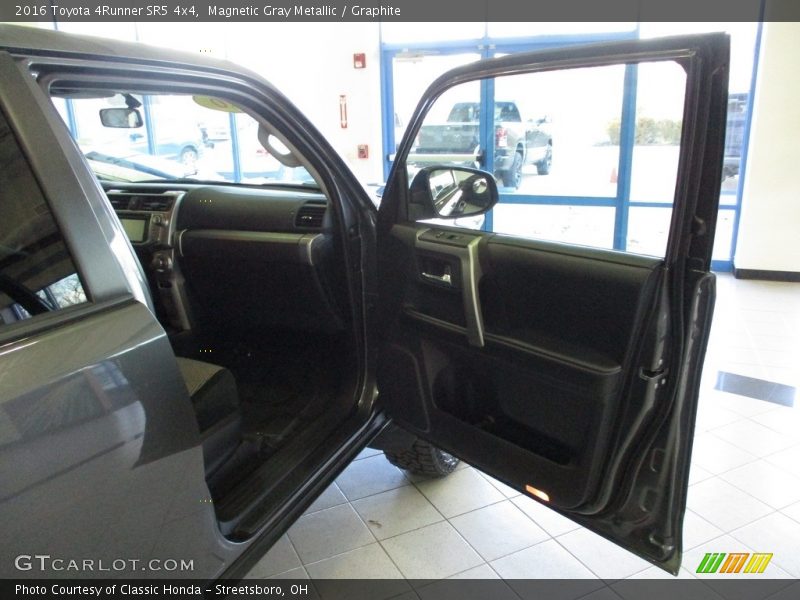 Magnetic Gray Metallic / Graphite 2016 Toyota 4Runner SR5 4x4