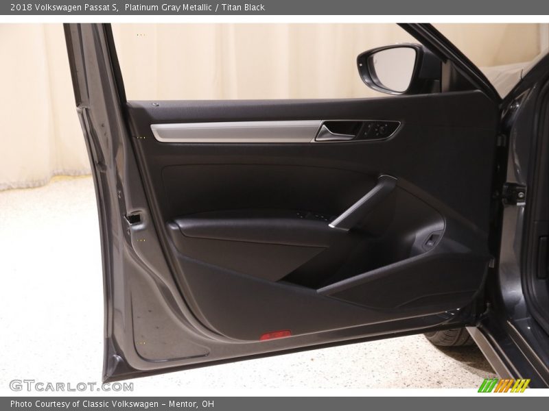 Platinum Gray Metallic / Titan Black 2018 Volkswagen Passat S