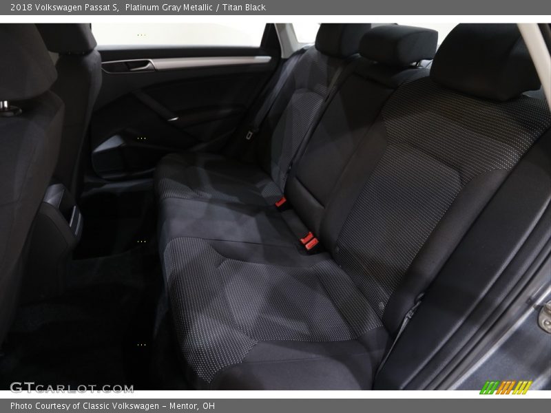 Platinum Gray Metallic / Titan Black 2018 Volkswagen Passat S