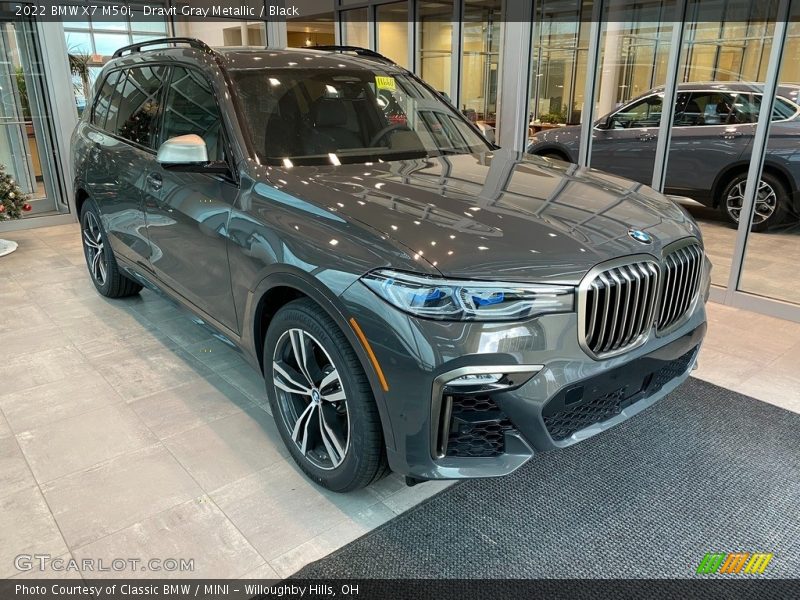 Front 3/4 View of 2022 X7 M50i