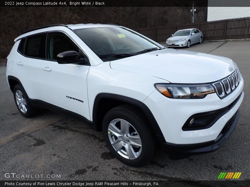 Bright White / Black 2022 Jeep Compass Latitude 4x4