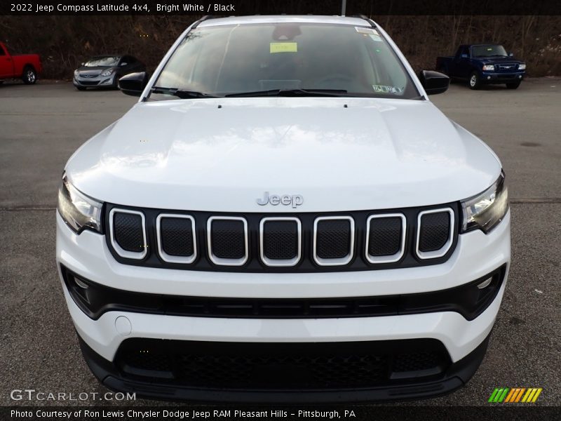 Bright White / Black 2022 Jeep Compass Latitude 4x4