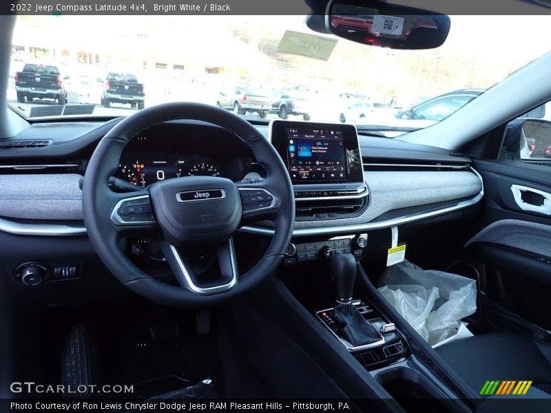 Bright White / Black 2022 Jeep Compass Latitude 4x4