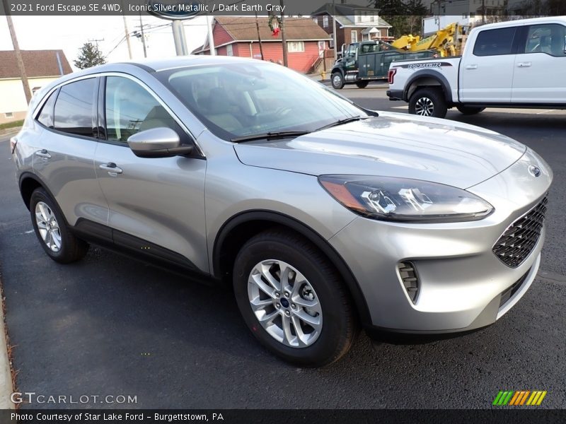 Front 3/4 View of 2021 Escape SE 4WD