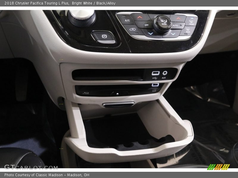 Bright White / Black/Alloy 2018 Chrysler Pacifica Touring L Plus