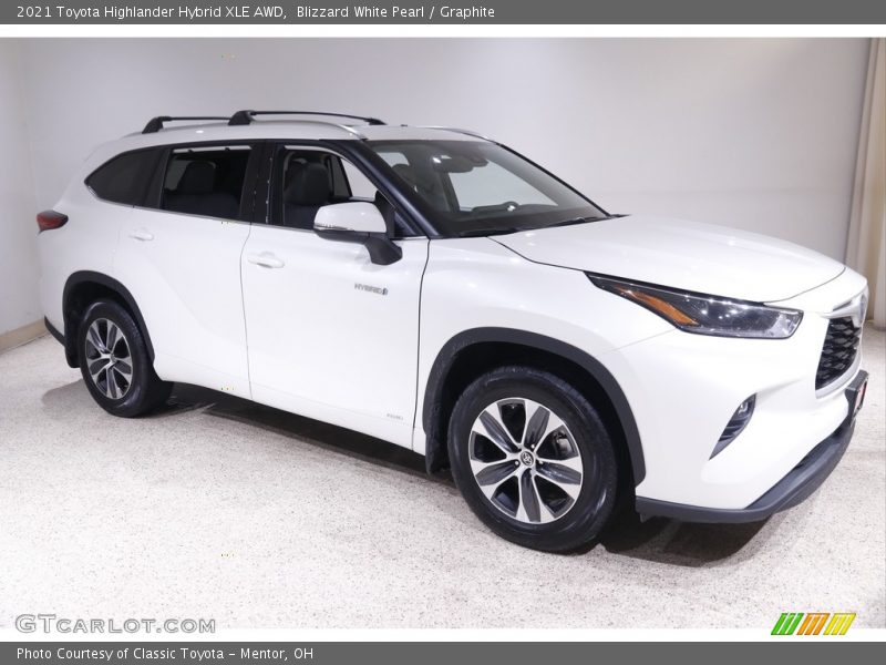 Blizzard White Pearl / Graphite 2021 Toyota Highlander Hybrid XLE AWD