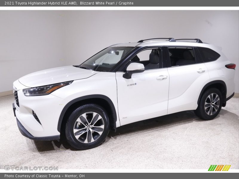 Blizzard White Pearl / Graphite 2021 Toyota Highlander Hybrid XLE AWD