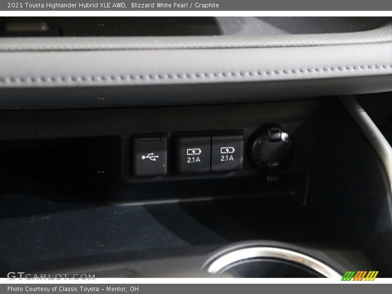 Blizzard White Pearl / Graphite 2021 Toyota Highlander Hybrid XLE AWD