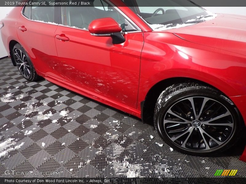 Supersonic Red / Black 2019 Toyota Camry SE
