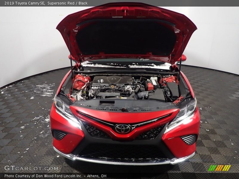 Supersonic Red / Black 2019 Toyota Camry SE