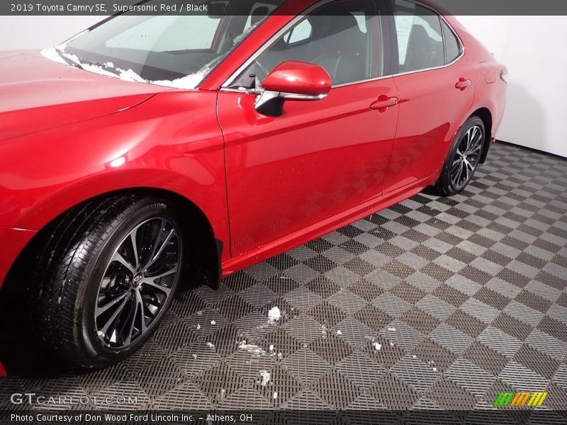 Supersonic Red / Black 2019 Toyota Camry SE