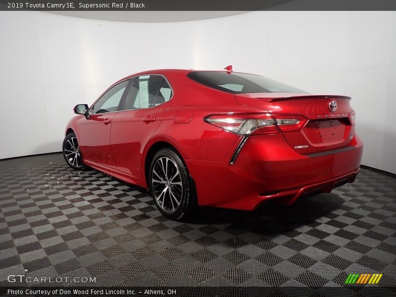 Supersonic Red / Black 2019 Toyota Camry SE