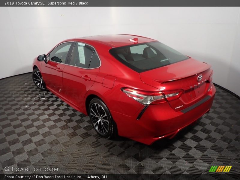 Supersonic Red / Black 2019 Toyota Camry SE