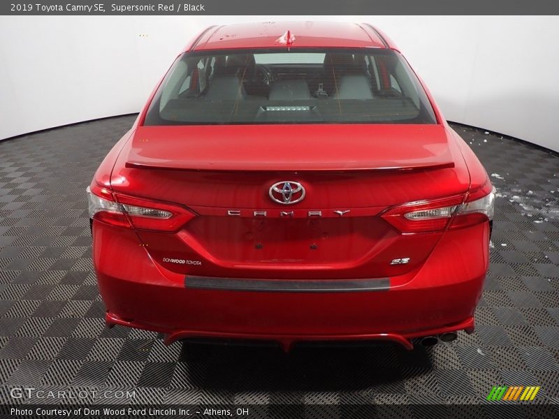 Supersonic Red / Black 2019 Toyota Camry SE