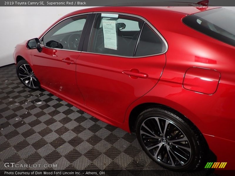 Supersonic Red / Black 2019 Toyota Camry SE